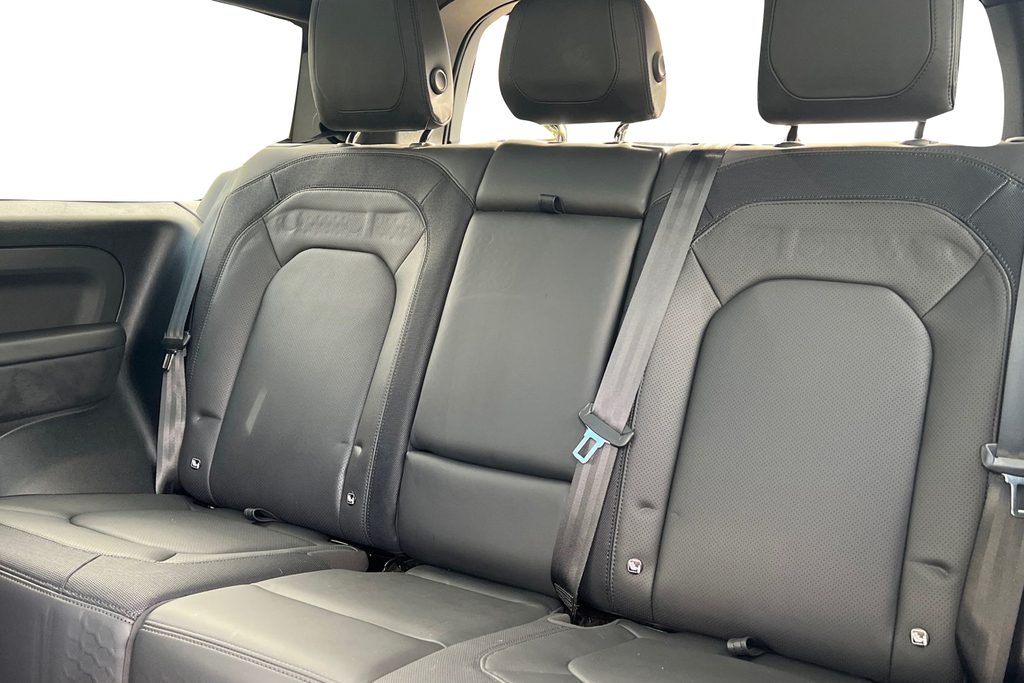 Land Rover Defender 90 D300 X-dynamic Hse Silver #4