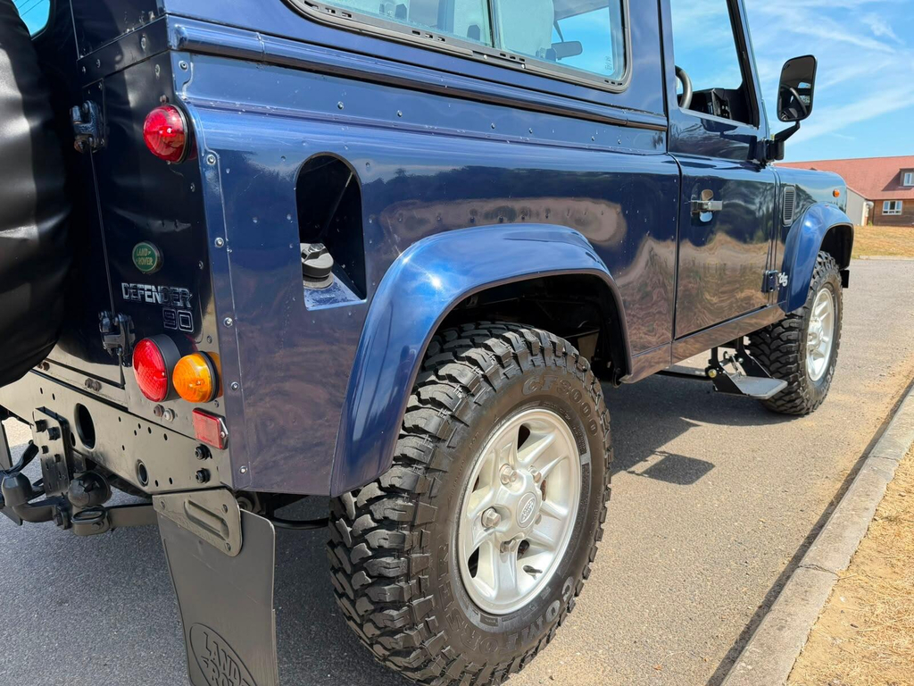 Land Rover Defender 90 Suv Green #9