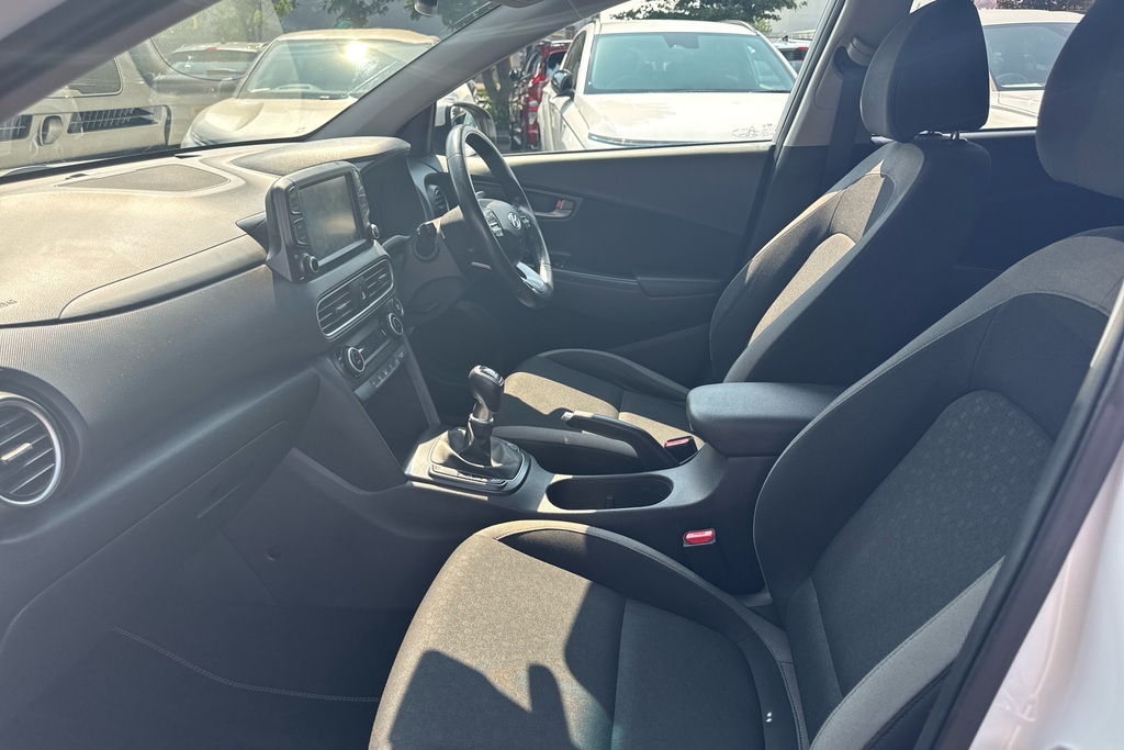 Hyundai Kona Premium White #6