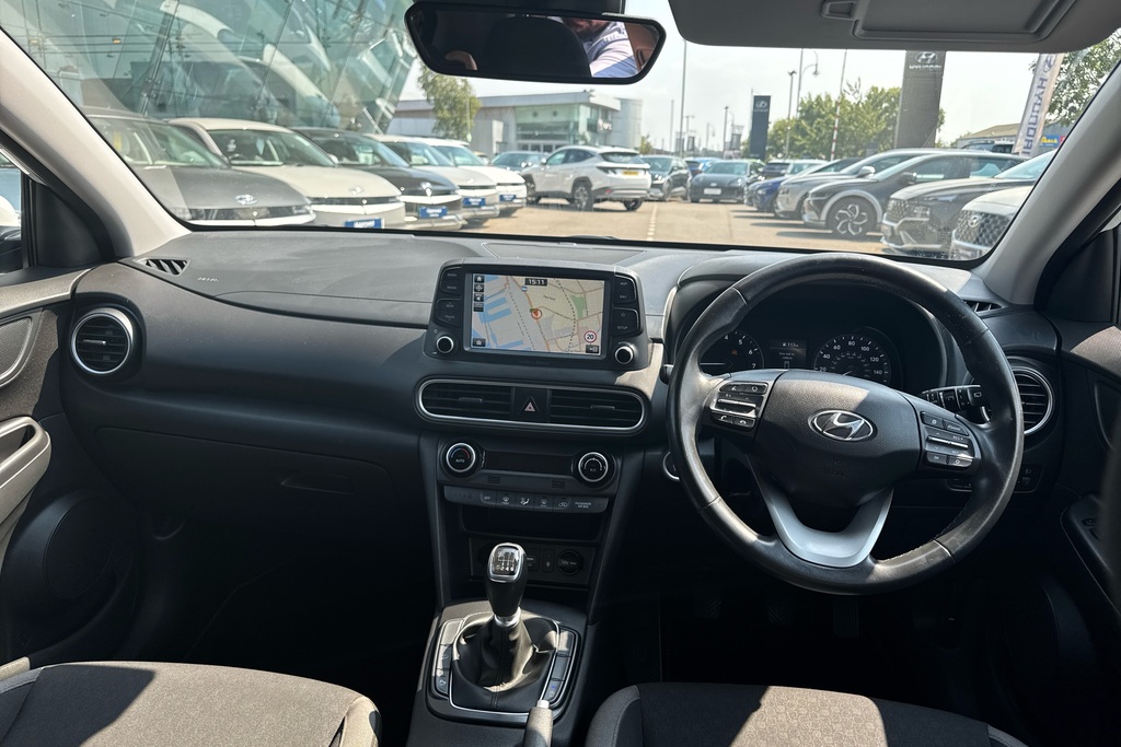 Hyundai Kona Premium White #3