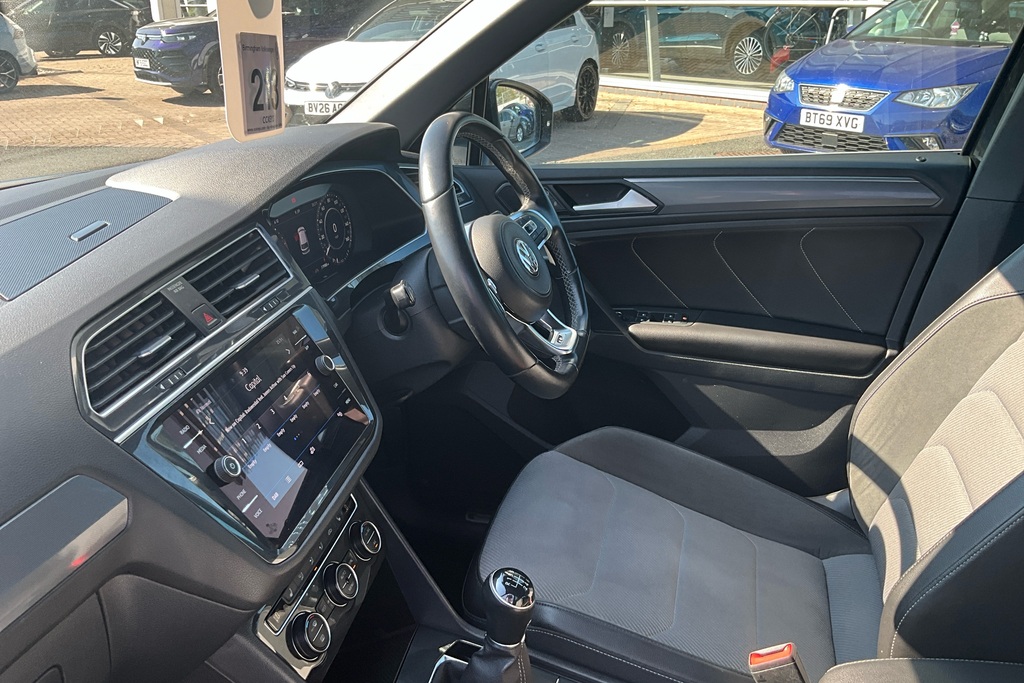 Volkswagen Tiguan 2.0 Tdi 150 R-line BK68EXF Black #2