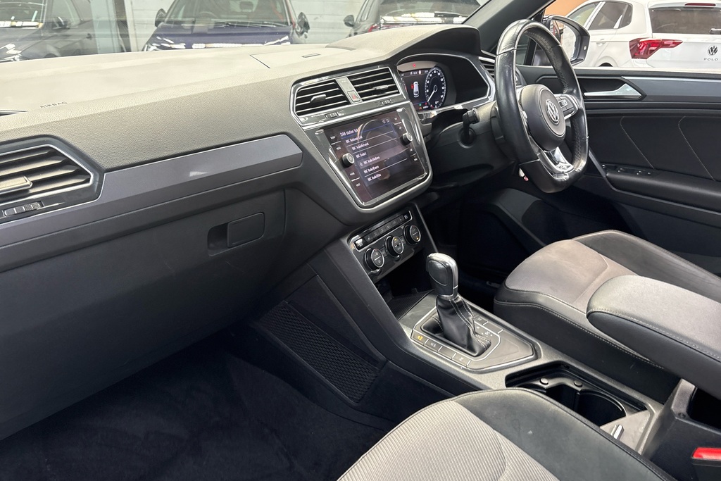 Volkswagen Tiguan 2.0 Tdi 150 R-line Dsg BK19USM Black #2