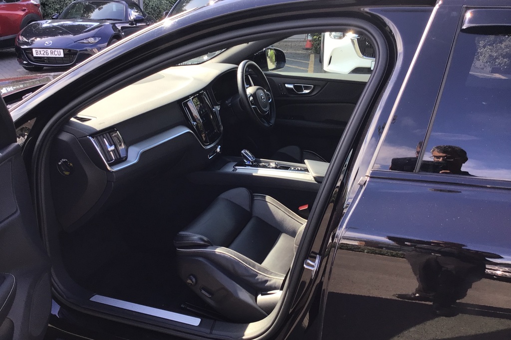 Volvo V60 2.0 B3p Plus Dark 7 Speed Black #6