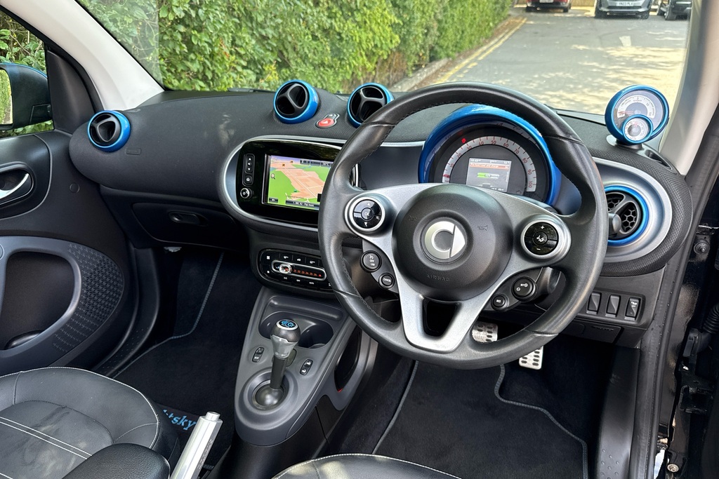 Smart Fortwo Cabrio 60Kw Eq Edition Nightsky 17Kwh 22Kwch Black #3