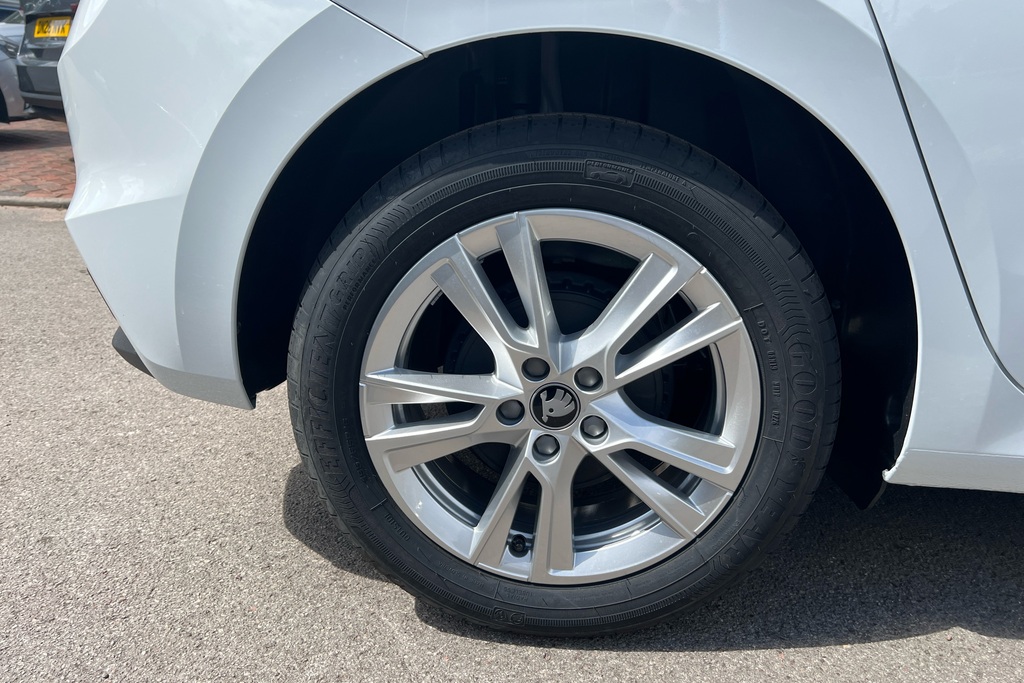 Skoda Fabia 1.0 Tsi 116 Se L Edition White #5
