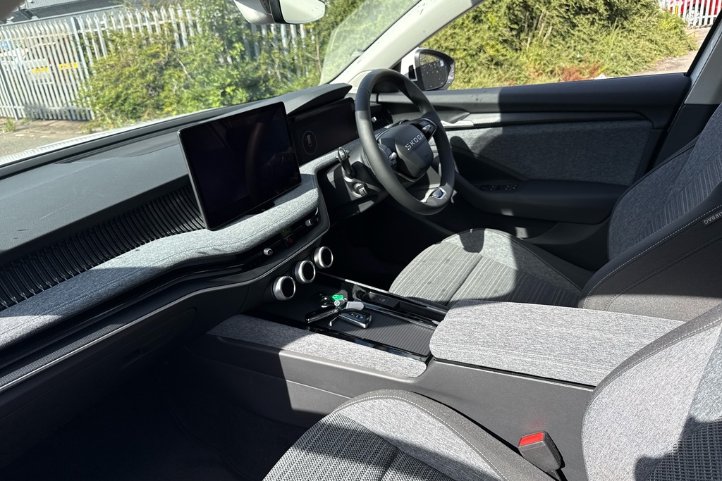 Skoda Superb 2.0 Tdi Se Technology Dsg White #2
