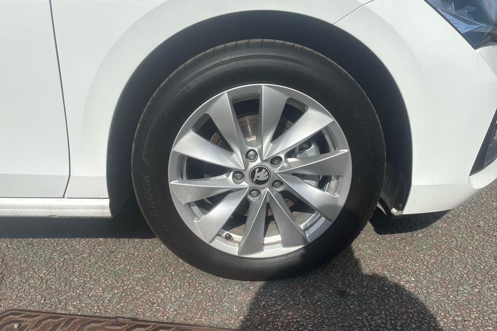 Skoda Superb 2.0 Tdi Se Technology Dsg White #5