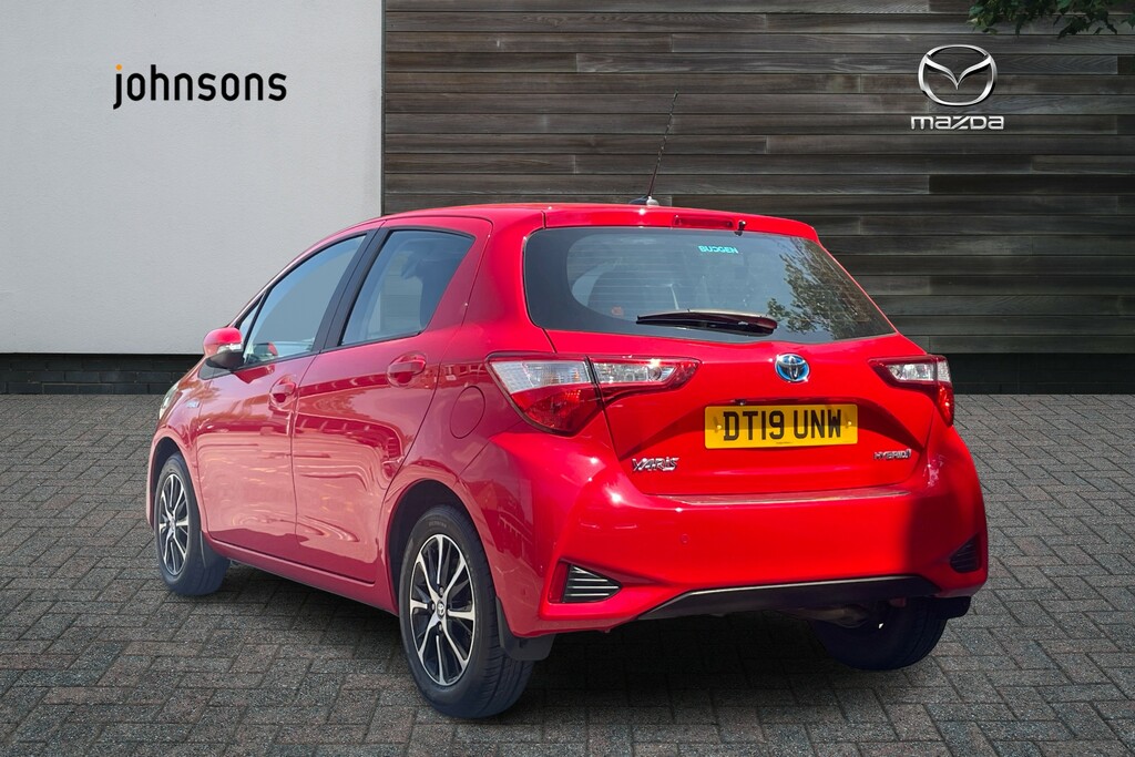 Toyota Yaris 1.5 Hybrid Icon Tech Cvt DT19UNW Red #2