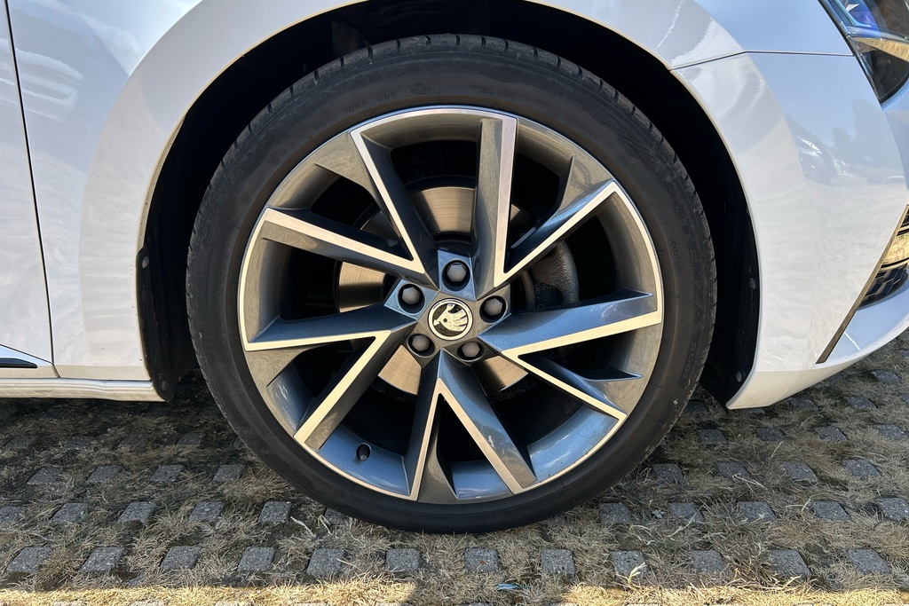 Skoda Superb 2.0 Tdi Cr 200 Sport Line Plus Dsg White #5