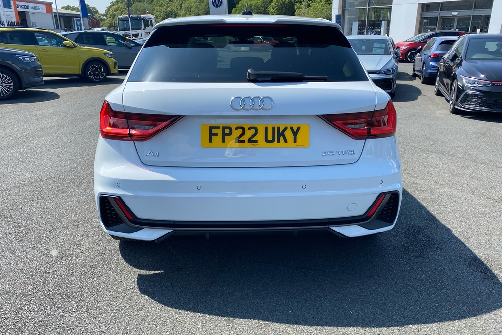 Audi A1 Technik White #17