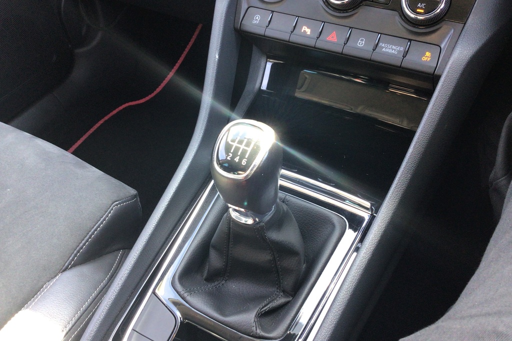 Skoda Karoq Se Technology White #14