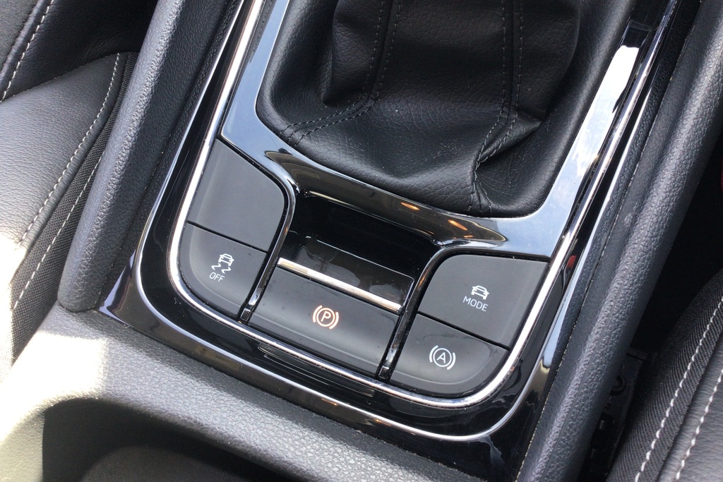 Skoda Karoq Se Technology White #24