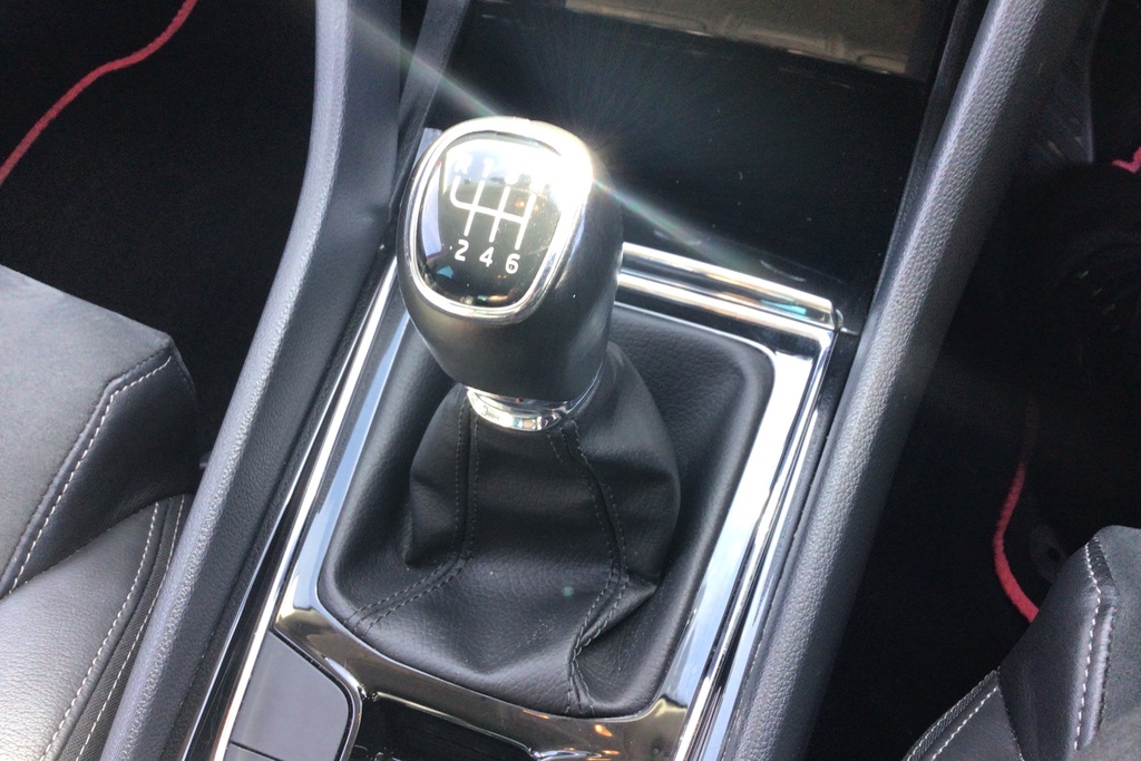 Skoda Karoq Se Technology White #25