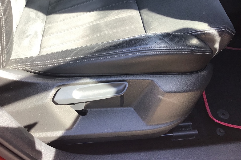 Skoda Karoq Se Technology White #37