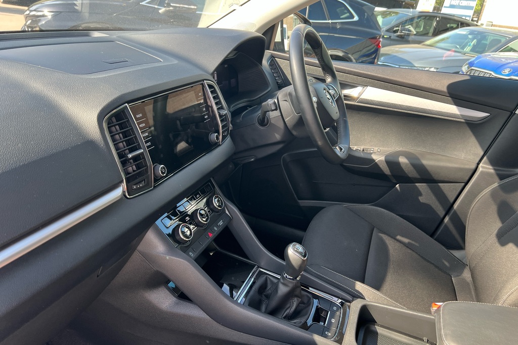Skoda Karoq 1.0 Tsi Se Drive GL23DXJ White #2