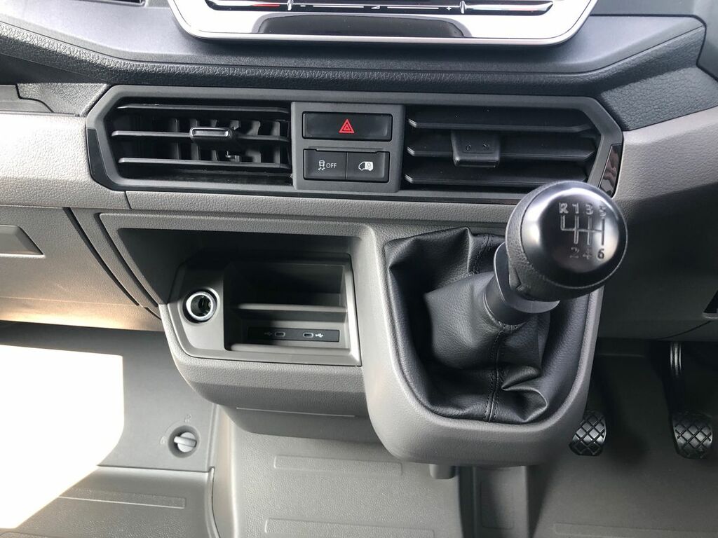Volkswagen Crafter Cr35 Panel Van Commerce Mwb 140 Ps 2.0 Tdi 8Sp Aut Grey #18