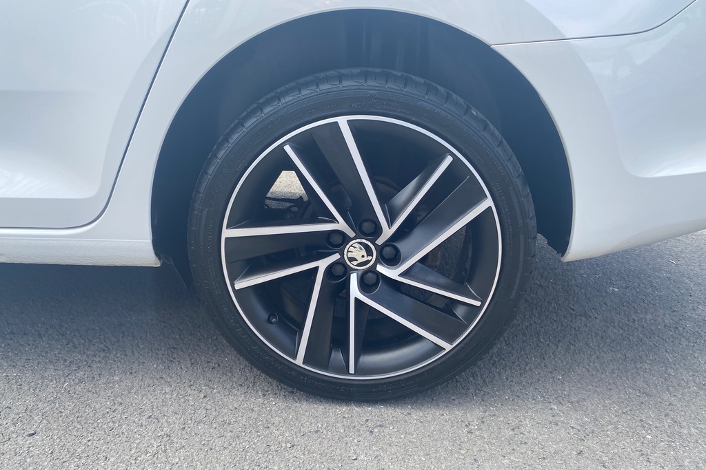 Skoda Rapid 1.2 Tsi 110Ps Sport Hatchback 5-Dr Black #36