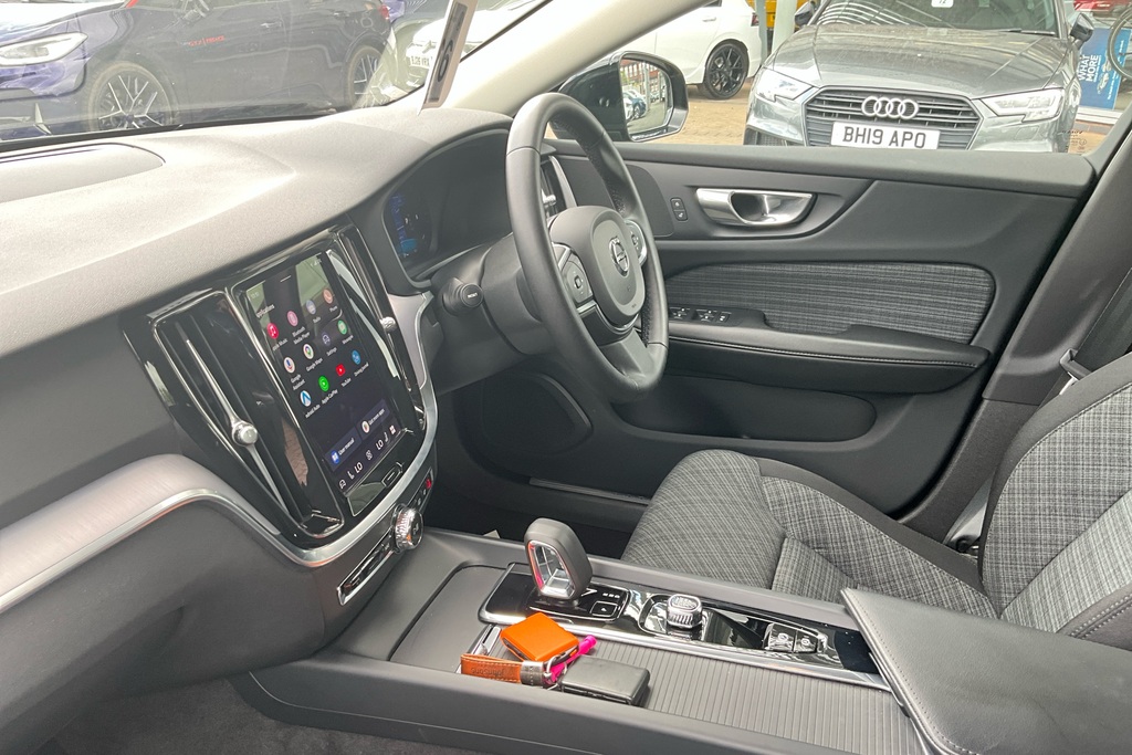 Volvo V60 2.0 B3p Core 7 Speed Black #2