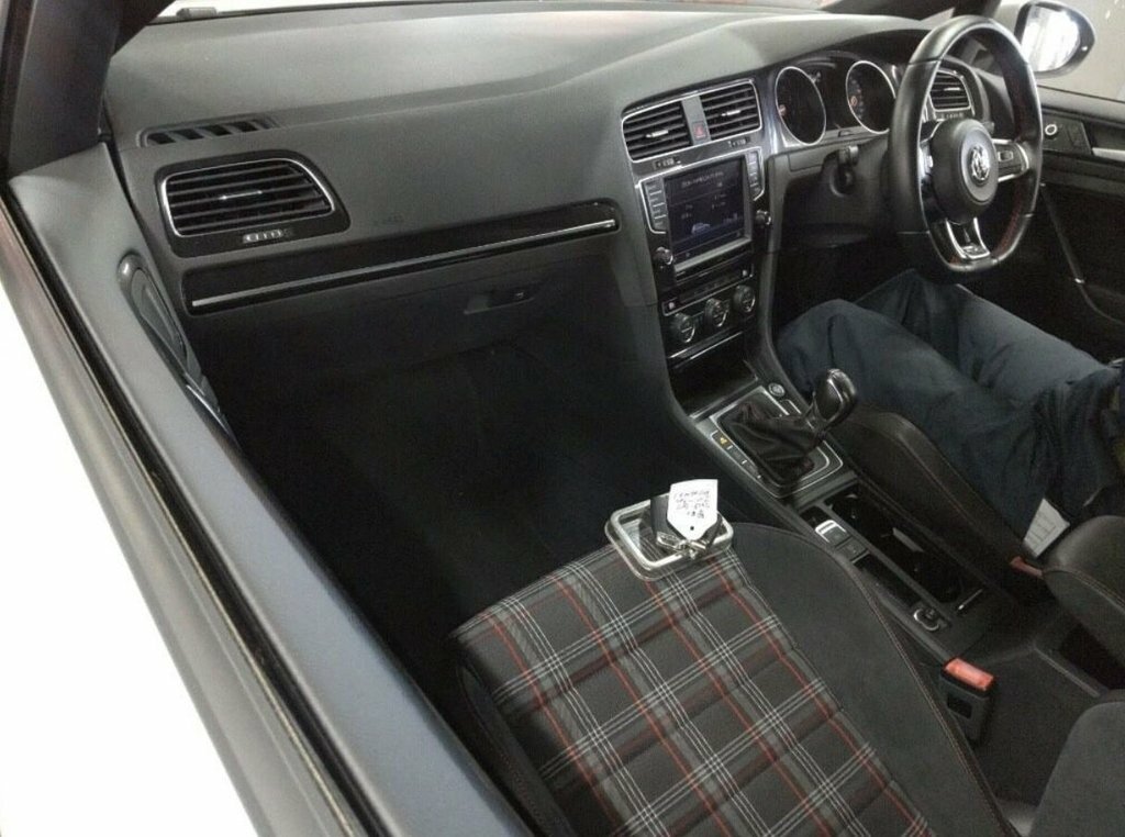 Volkswagen Golf 2L Gti Performance White #5