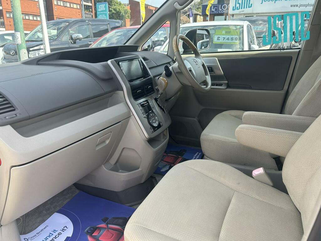 Toyota Noah 2.0 Silver #2