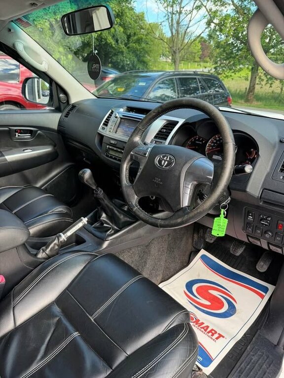 Toyota HILUX 2015 3.0 D-4d Invincible Pickup Double Cab Die White #6