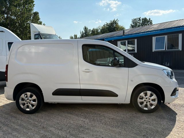 Vauxhall Combo Mpv White #3