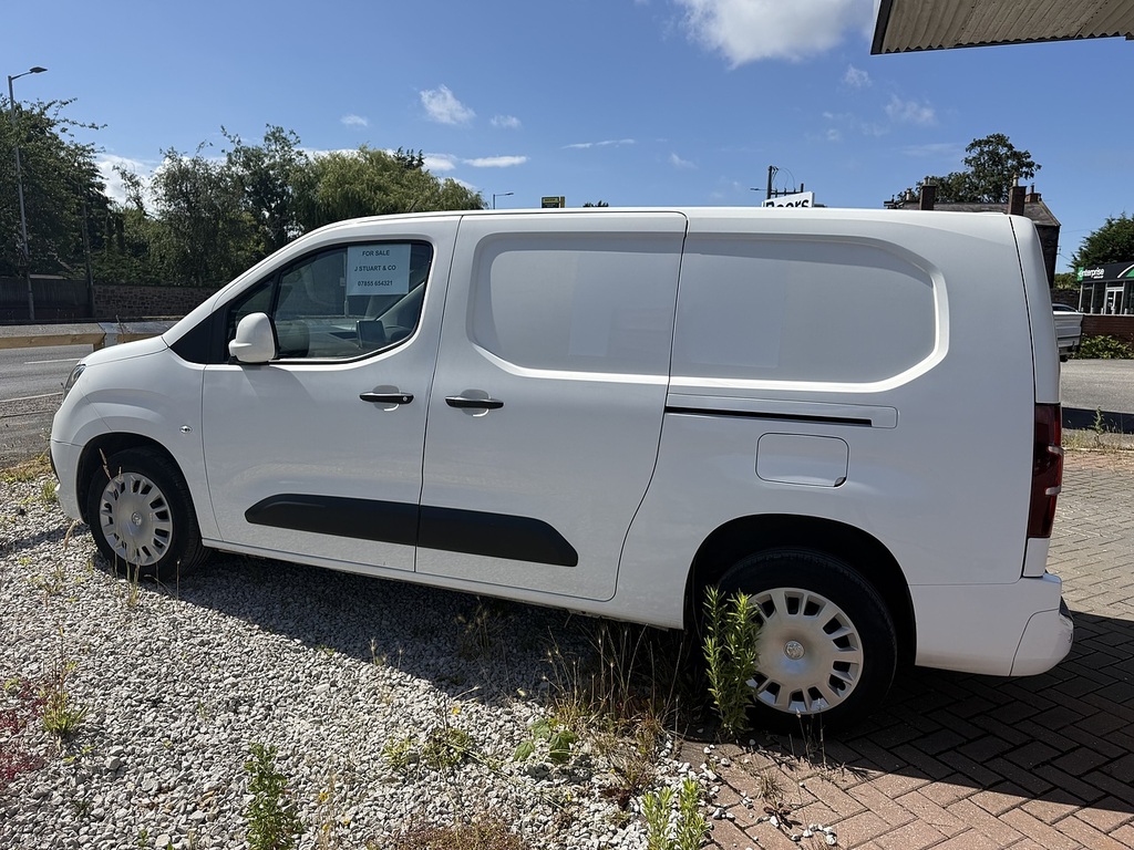 Vauxhall Combo 1.5 Turbo D 2300 Sportive Panel Van Man White #4