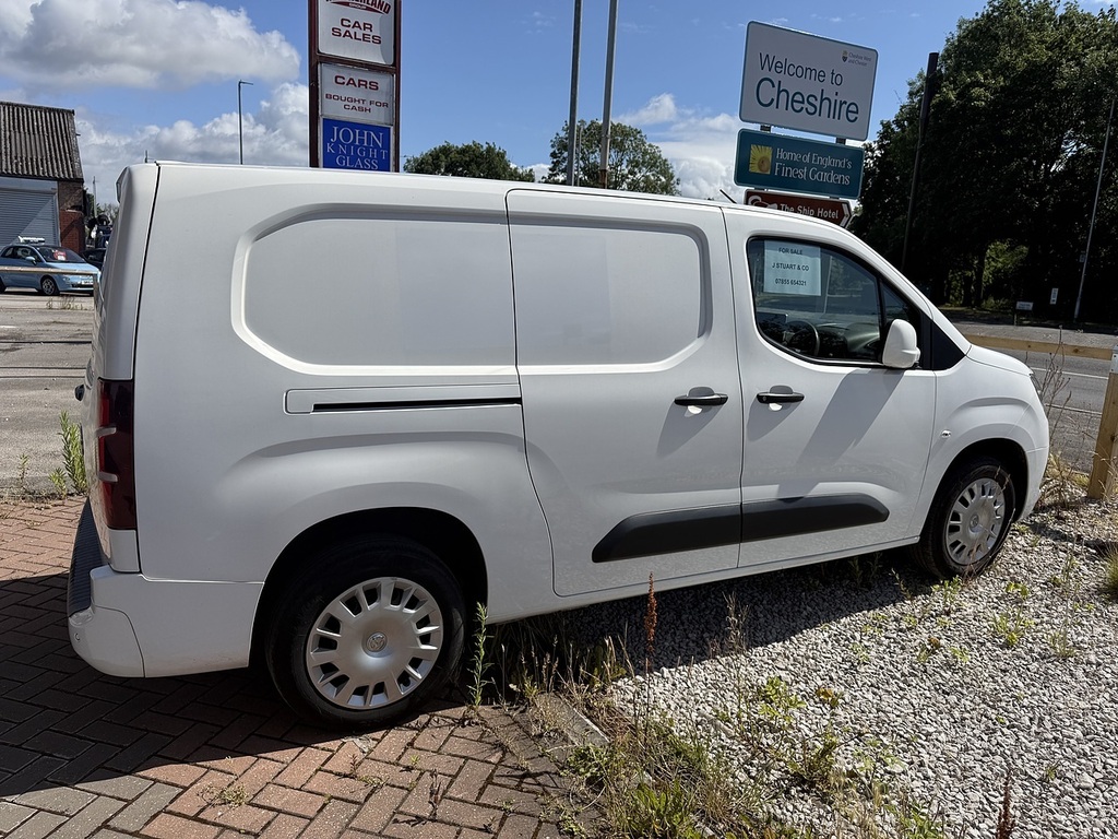 Vauxhall Combo 1.5 Turbo D 2300 Sportive Panel Van Man White #5