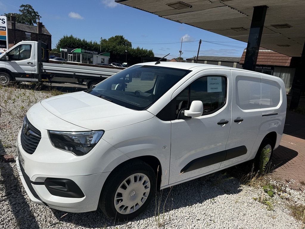 Vauxhall Combo 1.5 Turbo D 2300 Sportive Panel Van Man White #3