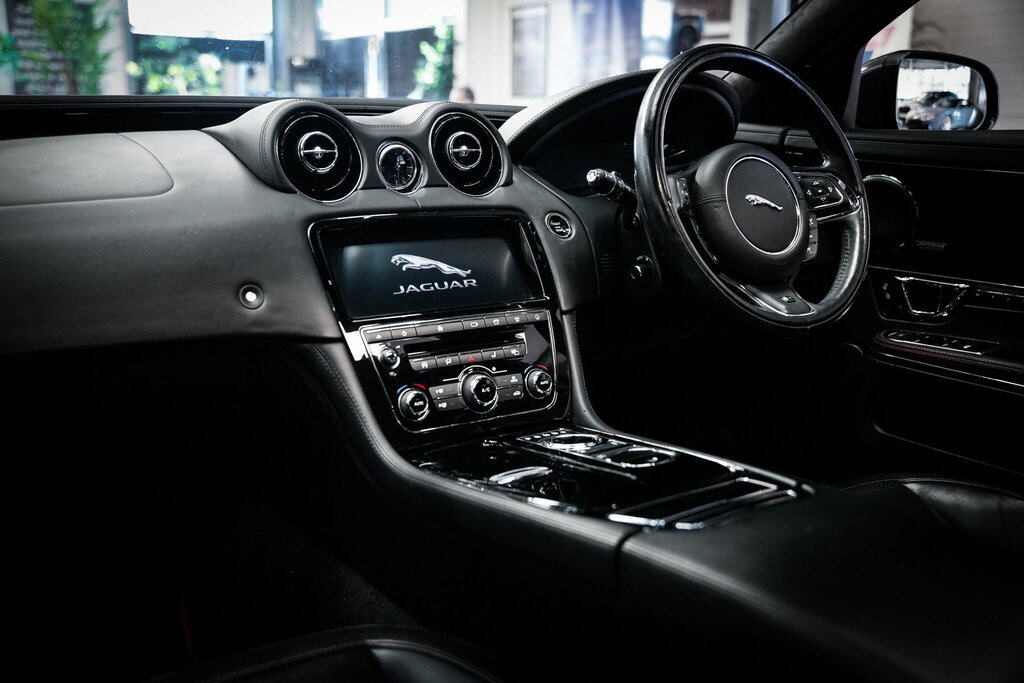 Jaguar XJ 3.0D V6 Portfolio Black #20
