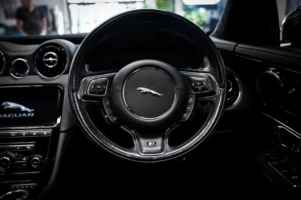 Jaguar XJ 3.0D V6 Portfolio Black #17