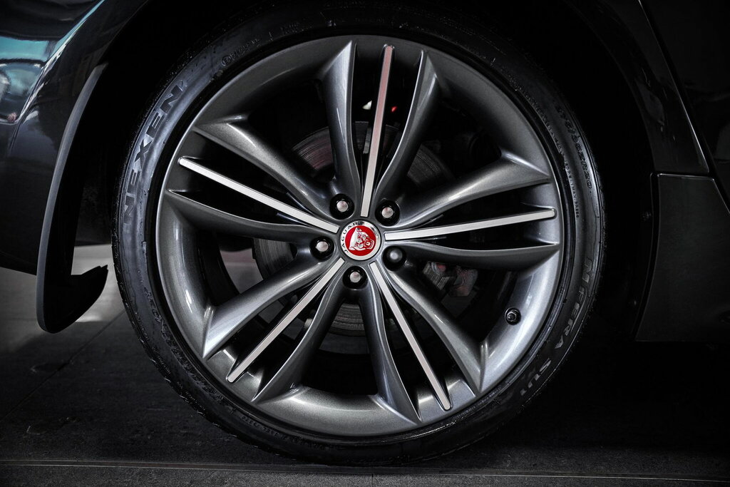 Jaguar XJ 3.0D V6 Portfolio Black #24