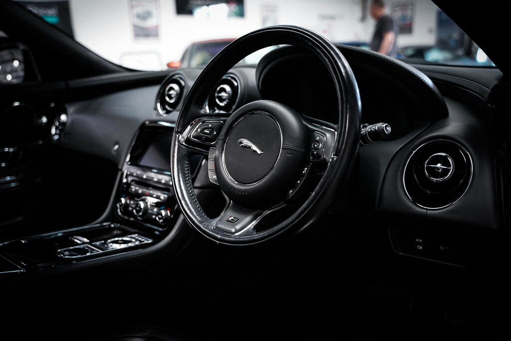 Jaguar XJ 3.0D V6 Portfolio Black #16