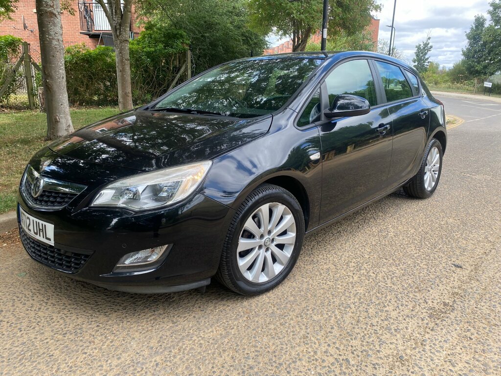 Vauxhall Astra 1.6 16V Exclusiv Hatchback Euro 5 Black #2