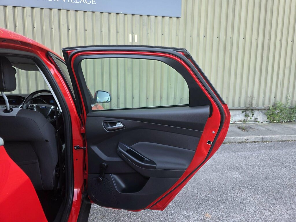Ford Focus Hatchback 2013 Ford Focus 1.0 T Ecoboost Titanium Red #14