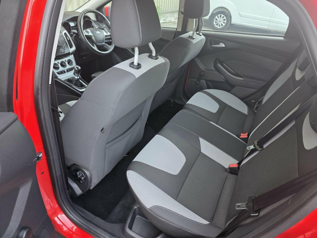 Ford Focus Hatchback 2013 Ford Focus 1.0 T Ecoboost Titanium Red #19