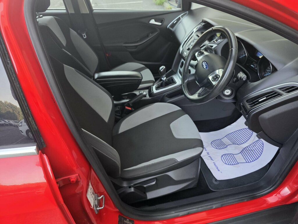Ford Focus Hatchback 2013 Ford Focus 1.0 T Ecoboost Titanium Red #25