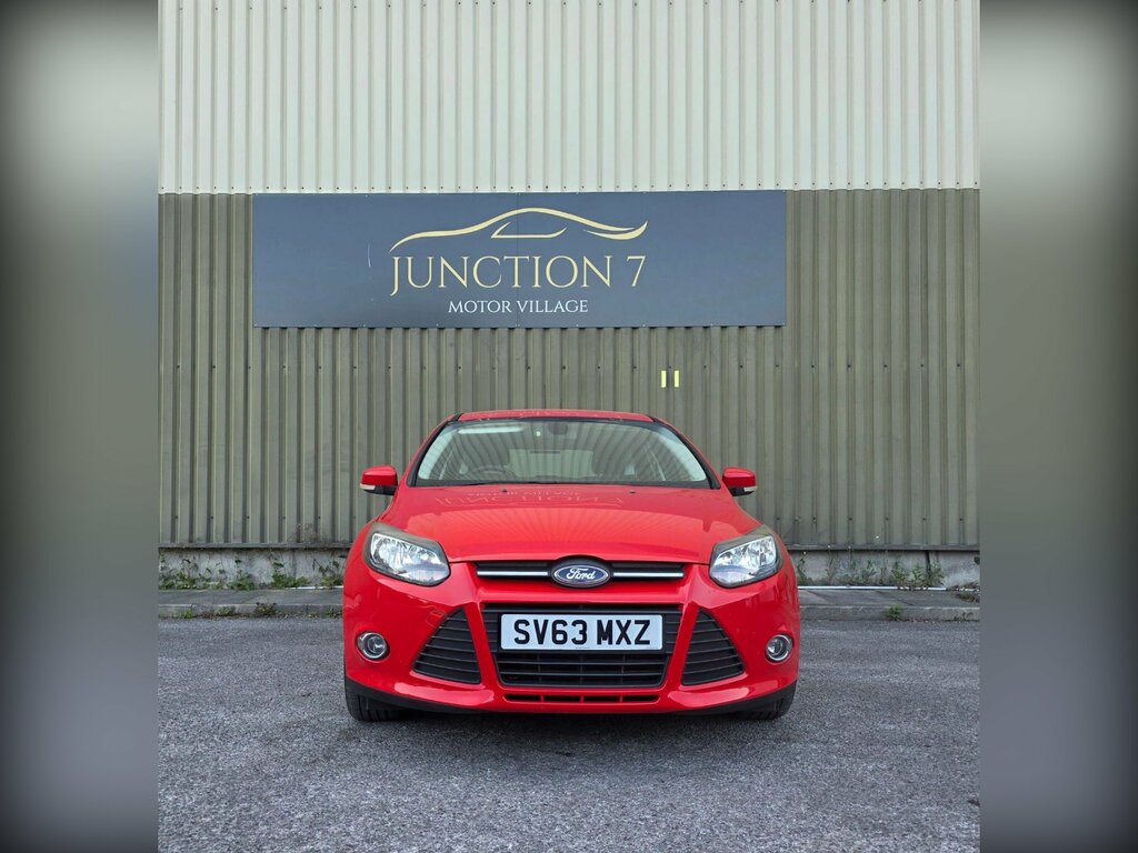 Ford Focus Hatchback 2013 Ford Focus 1.0 T Ecoboost Titanium Red #3