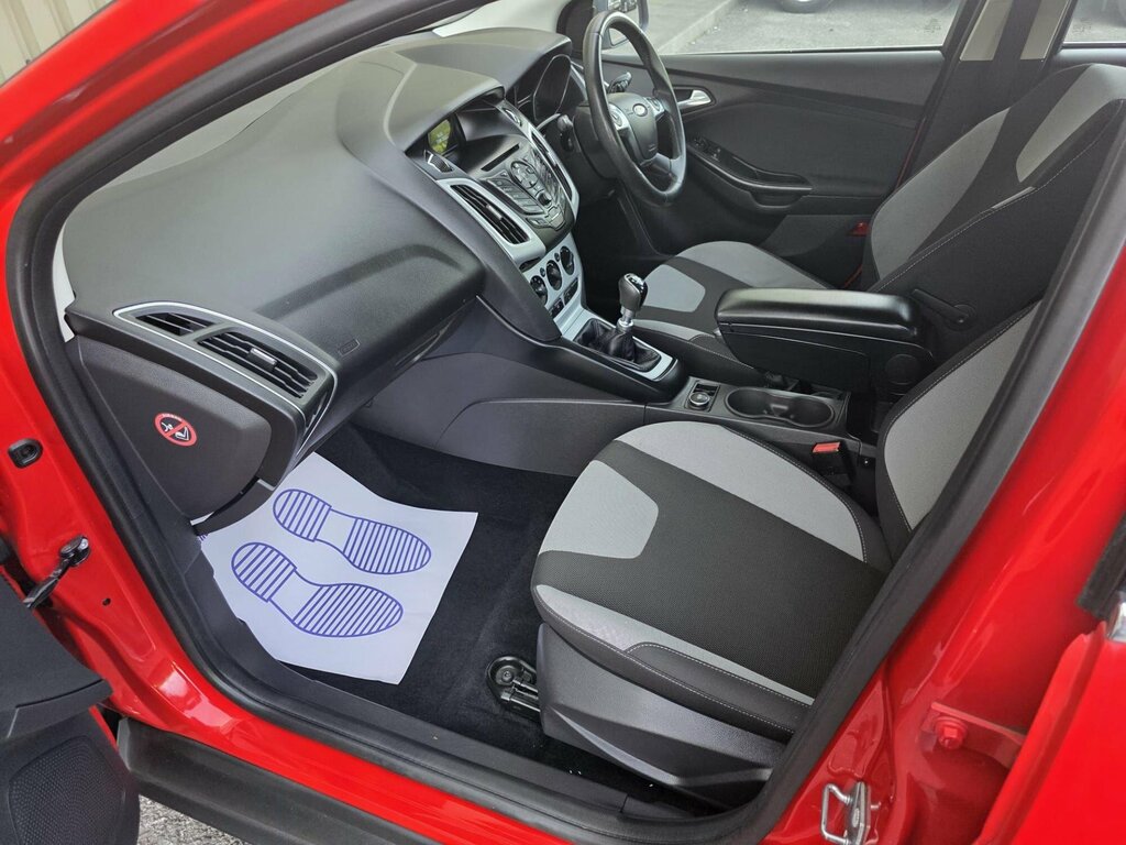 Ford Focus Hatchback 2013 Ford Focus 1.0 T Ecoboost Titanium Red #22