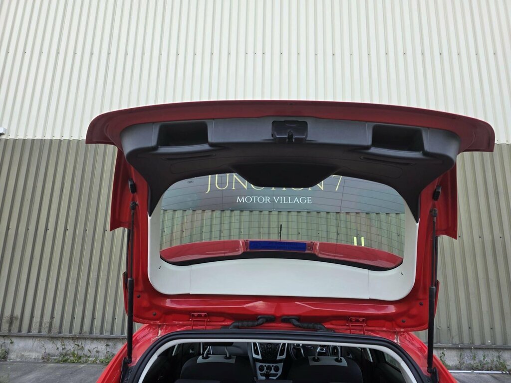 Ford Focus Hatchback 2013 Ford Focus 1.0 T Ecoboost Titanium Red #13