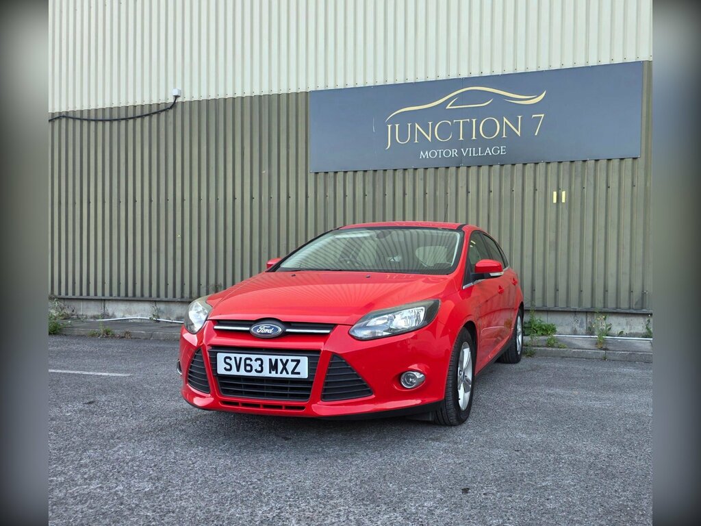 Ford Focus Hatchback 2013 Ford Focus 1.0 T Ecoboost Titanium Red #4