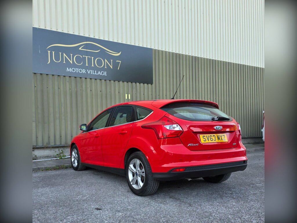 Ford Focus Hatchback 2013 Ford Focus 1.0 T Ecoboost Titanium Red #9