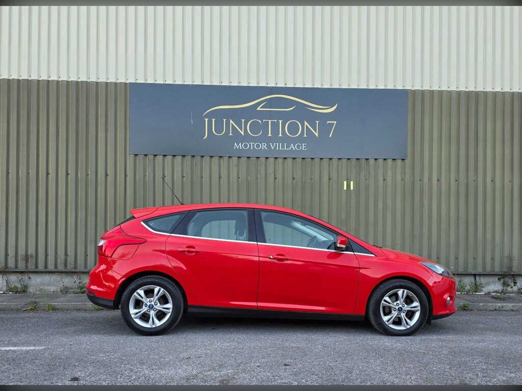 Ford Focus Hatchback 2013 Ford Focus 1.0 T Ecoboost Titanium Red #8