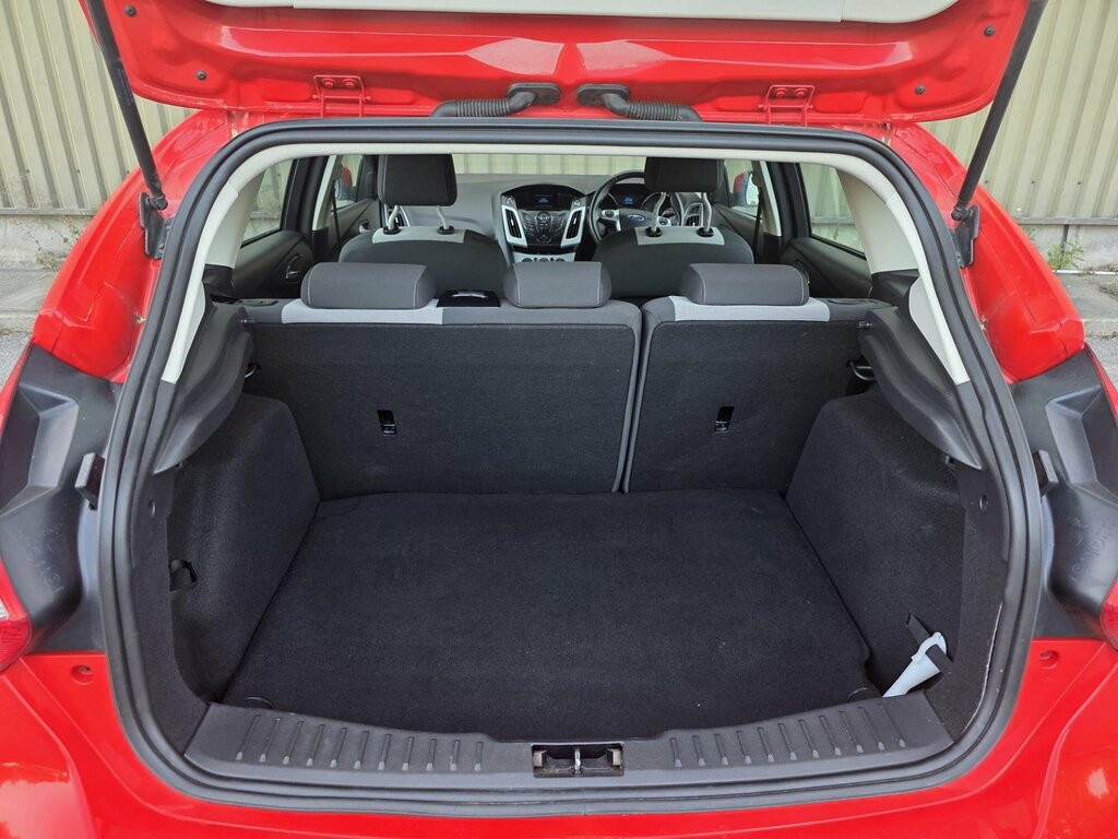 Ford Focus Hatchback 2013 Ford Focus 1.0 T Ecoboost Titanium Red #12