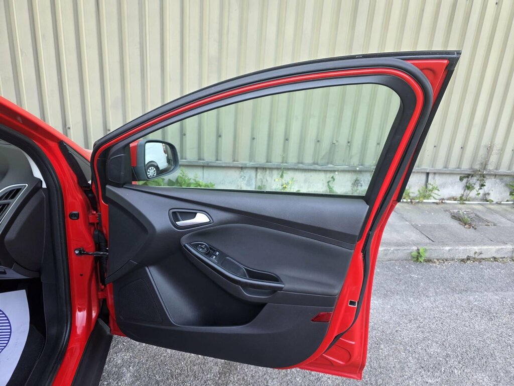 Ford Focus Hatchback 2013 Ford Focus 1.0 T Ecoboost Titanium Red #23