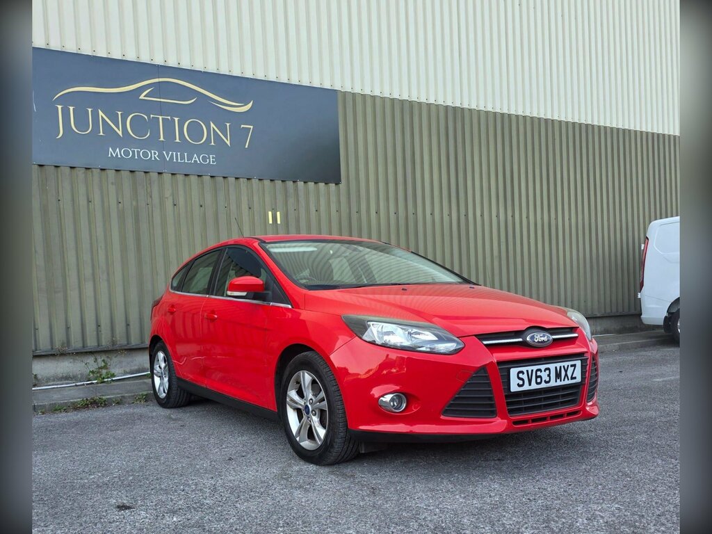Ford Focus Hatchback 2013 Ford Focus 1.0 T Ecoboost Titanium Red #2