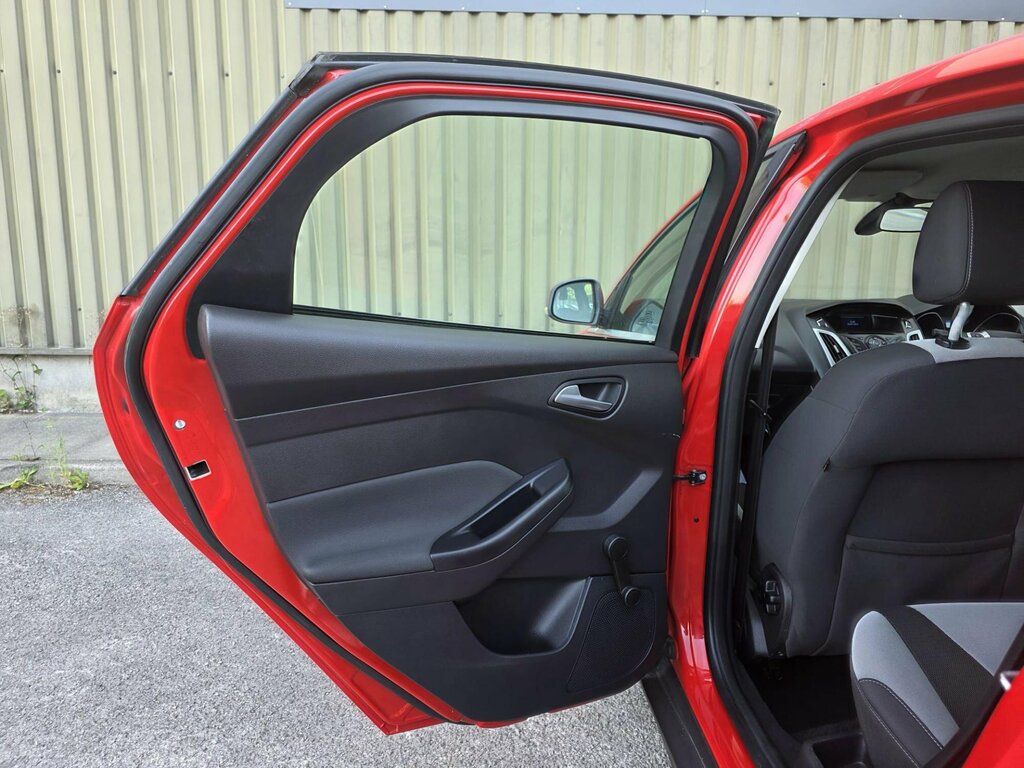 Ford Focus Hatchback 2013 Ford Focus 1.0 T Ecoboost Titanium Red #17