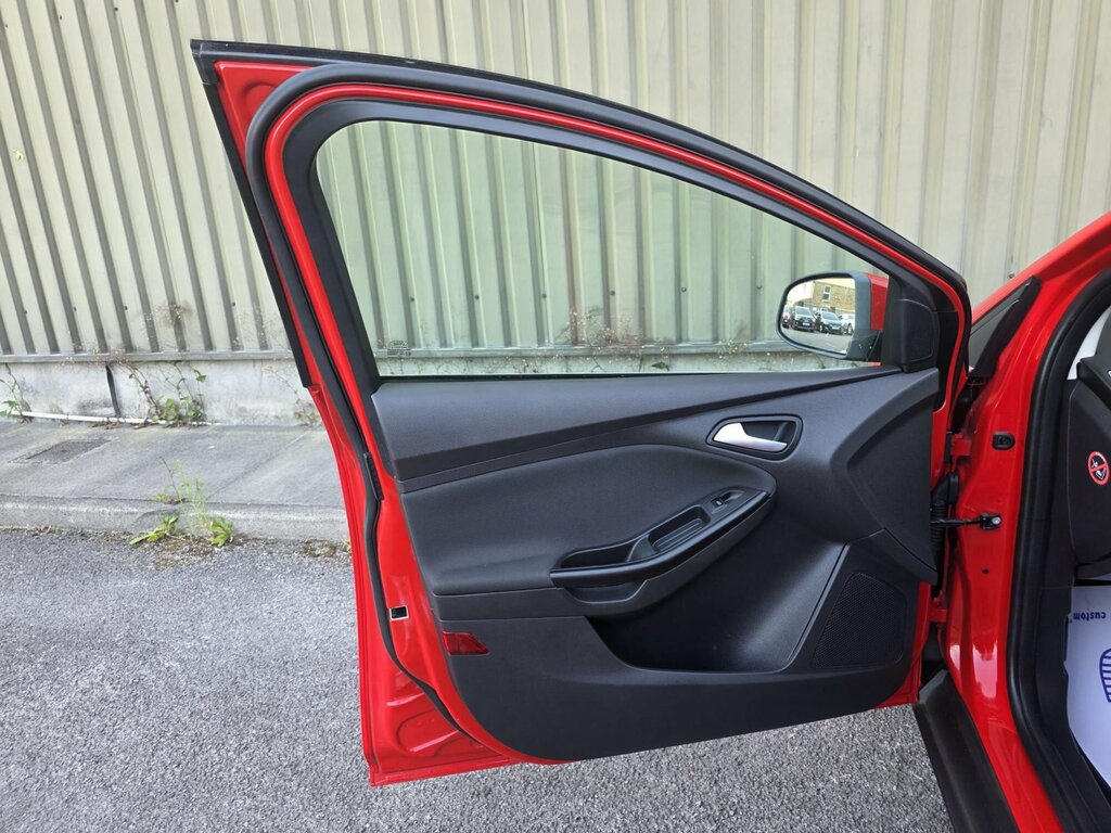 Ford Focus Hatchback 2013 Ford Focus 1.0 T Ecoboost Titanium Red #20