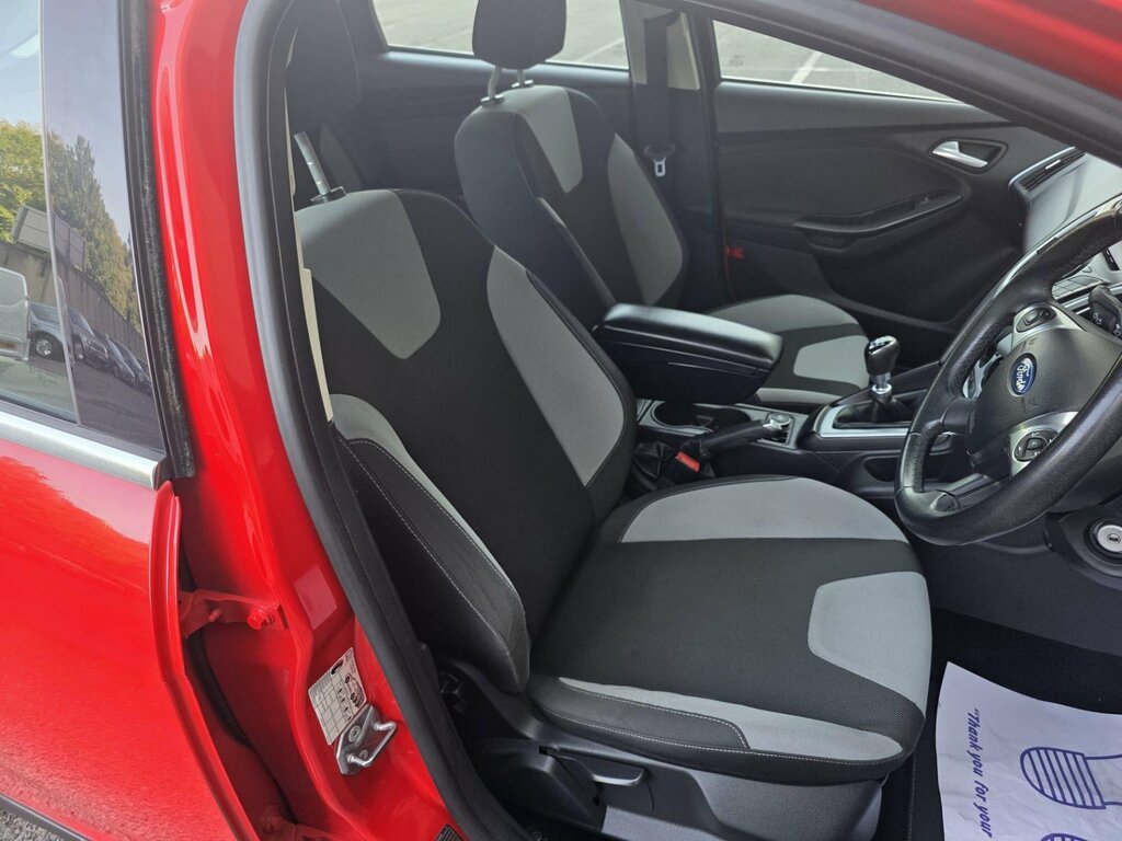 Ford Focus Hatchback 2013 Ford Focus 1.0 T Ecoboost Titanium Red #24
