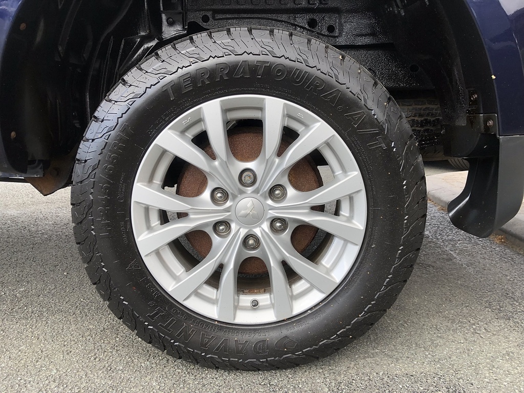 Mitsubishi L200 L200 4Work Club Cab Di-d 4X4 Silver #14